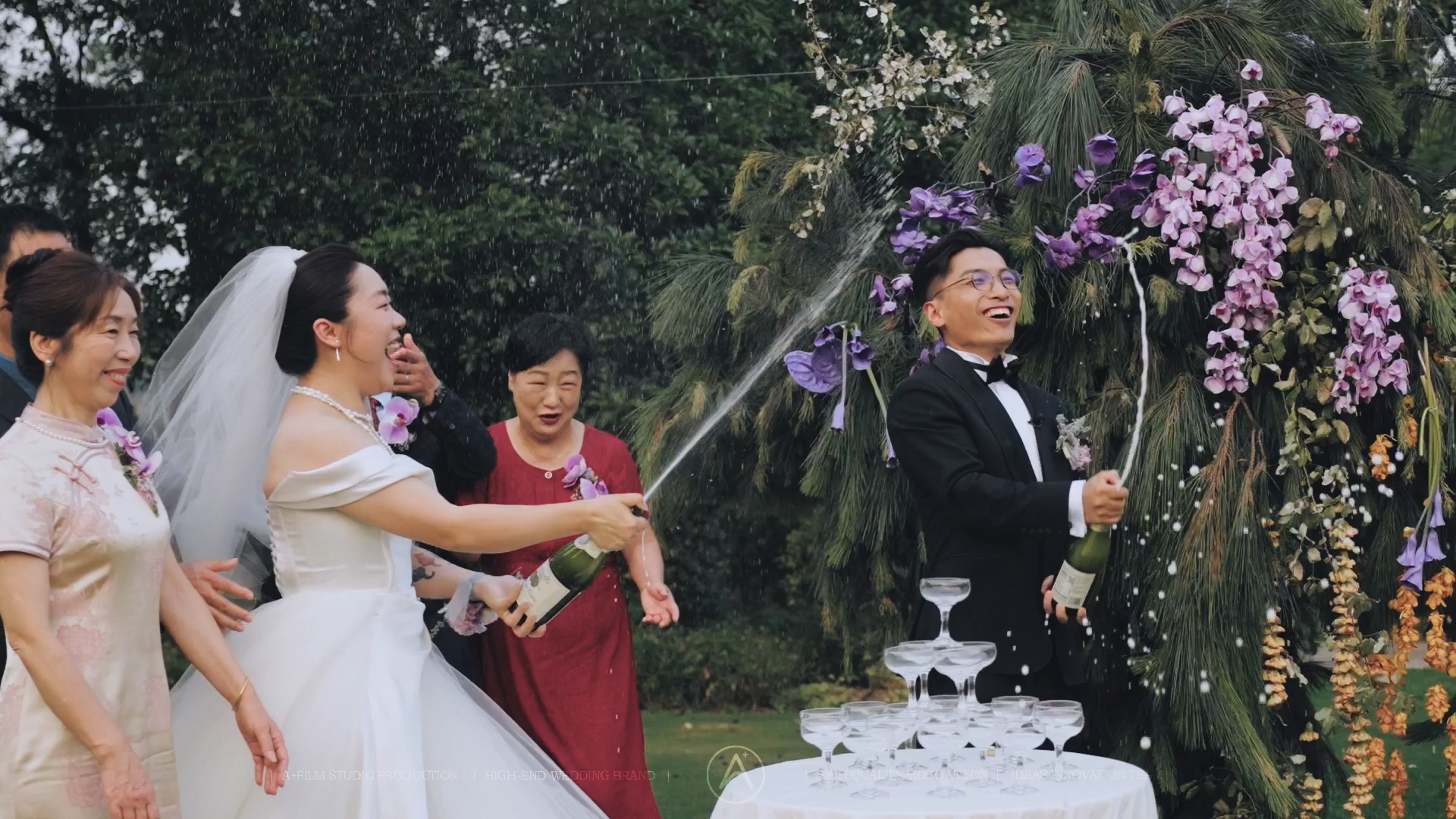 湖畔婚礼纪实 | 爱是守护，也是童真